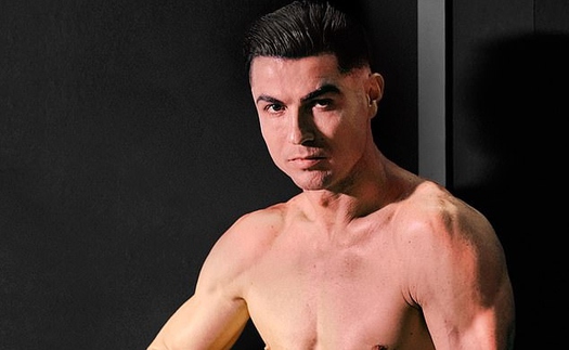 Ronaldo khoe cơ bắp cuồn cuộn ở tuổi 41