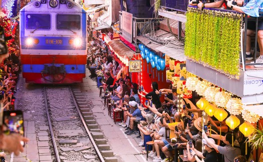 Giảm tàu khách, dừng tàu hàng qua phố cà phê đường tàu và cầu Long Biên