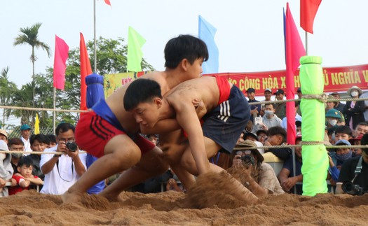 Xuân về trẩy hội vật làng Sình ở Cố đô Huế