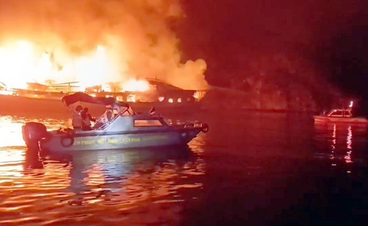 Khống chế đám cháy tàu trên vịnh Hạ Long