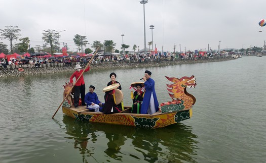 Du khách tưng bừng trẩy Hội Lim, nghe Quan họ