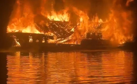 Hỗ trợ, đảm bảo an toàn cho du khách sau sự cố cháy tàu trên vịnh Hạ Long