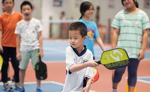 Chạy theo trào lưu, nhiều phụ huynh cho con học pickleball quá sớm