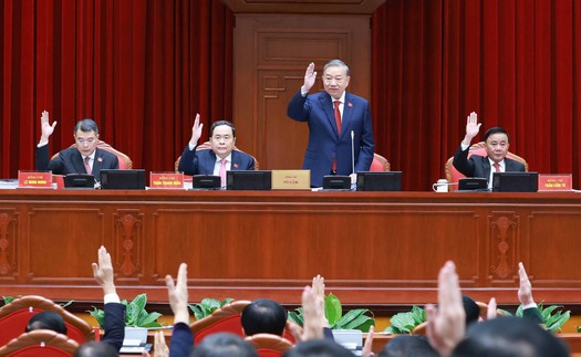 Khát vọng phát triển và điểm tựa con người