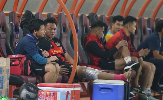 Tiền vệ Thái Sơn kể giây phút 'nghe rõ âm thanh của dây chằng đứt' trong ngày ra mắt Ninh Bình 