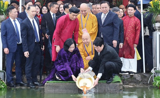 Chủ tịch nước Lương Cường thả cá chép tiễn ông Công, ông Táo 