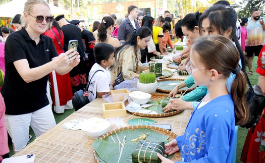 Du khách quốc tế gói bánh chưng, ăn Tết Việt