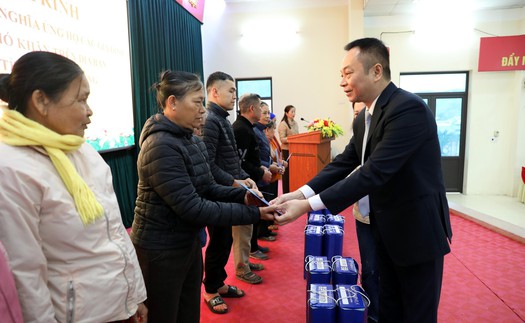 TTXVN trao tặng quà Tết cho các hộ gia đình khó khăn xã Tân Trào, Tuyên Quang