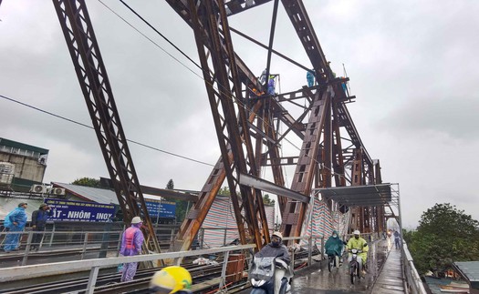 Vượt mưa rét, khẩn trương khắc phục sự cố trên cầu Long Biên