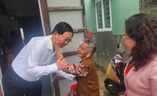 Phó Thủ tướng Hồ Quốc Dũng thăm, động viên nhân dân vùng lũ tỉnh Gia Lai