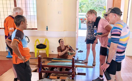 Phát huy giá trị làng nghề Chăm gắn với phát triển du lịch