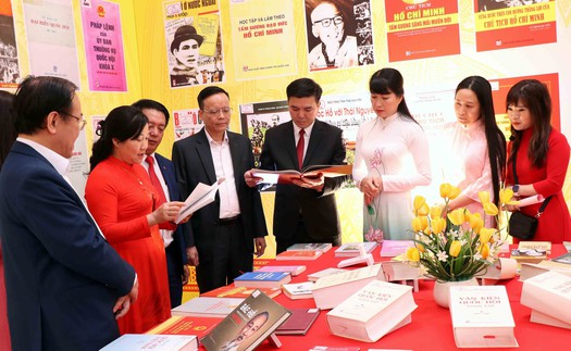 Khai trương không gian trưng bày sách, báo tuyên truyền về bầu cử