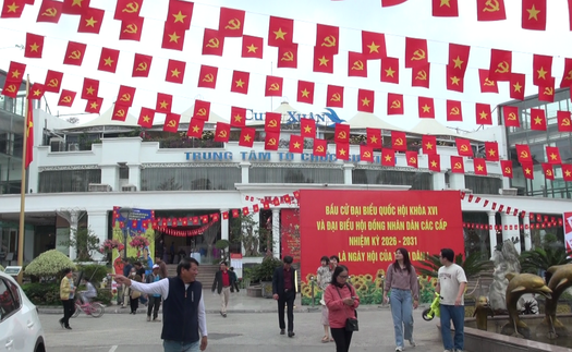 Nghệ sĩ hòa cùng cử tri trong ngày hội lớn của đất nước