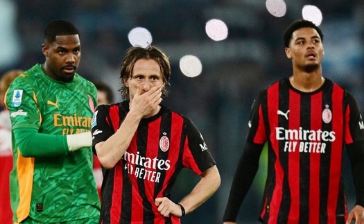 Milan giương cờ trắng trong cuộc đua vô địch Serie A