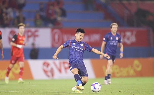 Thành Long ghi điểm với HLV Kim Sang Sik trước ngày công bố danh sách đội tuyển Việt Nam