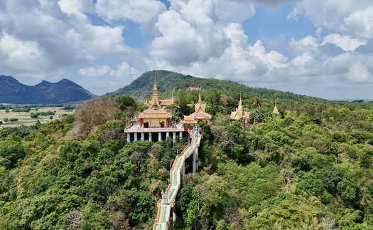 Vẻ đẹp thanh bình của chùa Tà Pạ giữa vùng Bảy Núi, An Giang