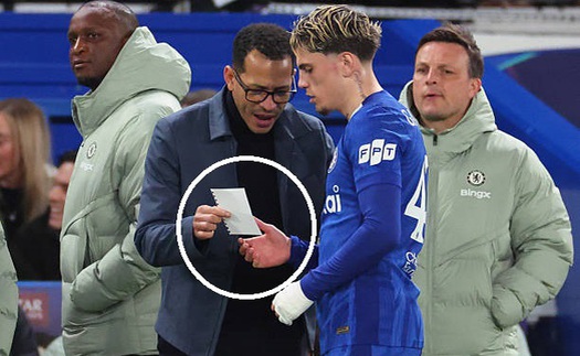 HLV Chelsea nhận ‘mưa gạch đá’ vì hành động ‘lạ’ ở phút 84 khi đang thua PSG 2-8 ở Champions League