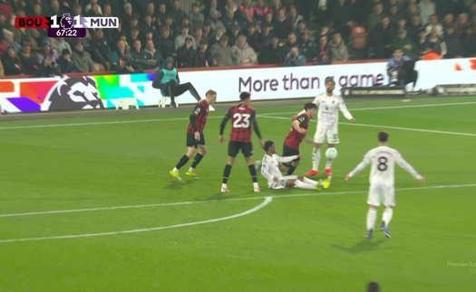 Tình huống gây tranh cãi nhất ở trận đấu của MU: Trọng tài 'quên' thổi 11m và bàn gỡ hòa chóng vánh