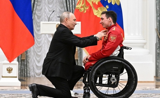 Tổng thống Nga Putin quỳ 1 gối khi trao thưởng cho nhà vô địch Paralympic