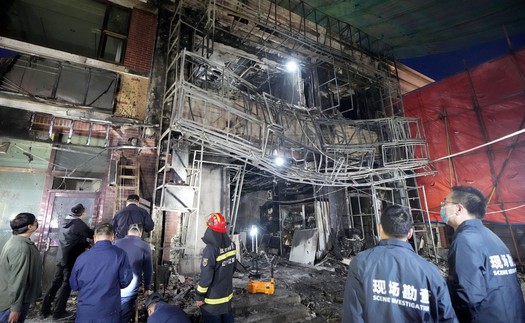 Cháy lớn tại khu nhà ở Hong Kong (Trung Quốc), gần 100 người đi sơ tán