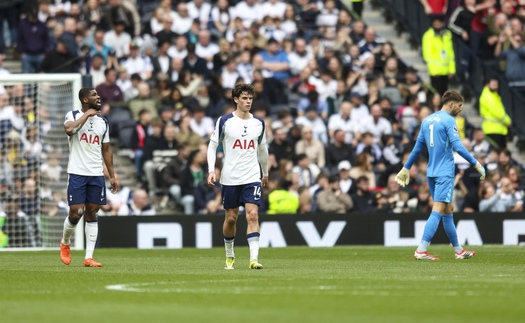 Thua đậm 0-3 ngay trên sân nhà, Tottenham chỉ còn hơn nhóm xuống hạng đúng 1 điểm