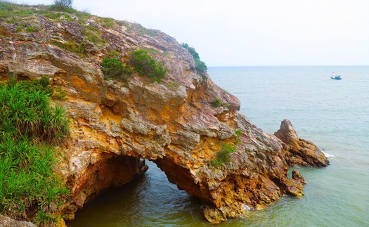 Khám phá hang Mũi Trâu dưới chân núi Mành Sơn, Nghệ An