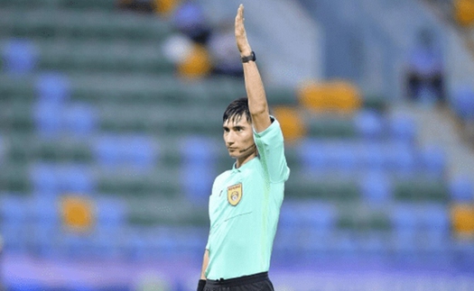 Rút thẻ đỏ với cầu thủ U23 Trung Quốc, trọng tài từng giành Còi bạc bị CĐV chỉ trích