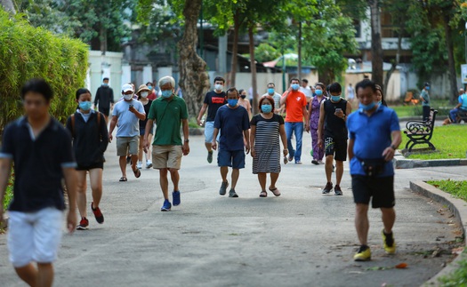 Xu hướng người Việt tích cực đi bộ lúc giá xăng tăng: Vừa tiết kiệm lại vừa... khoẻ