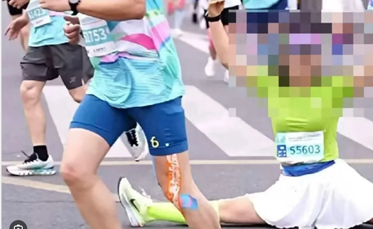MXH Trung Quốc phẫn nộ với nữ runner xoạc chân tạo dáng tập yoga trên đường chạy marathon