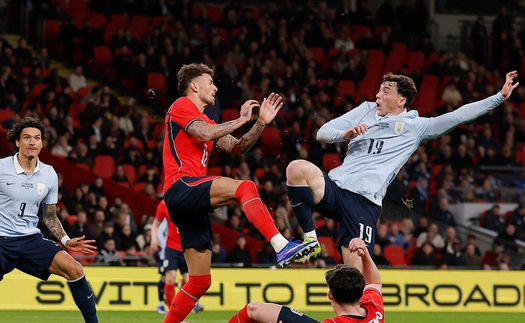 Sao Arsenal bị CĐV la ó khi tái xuất tuyển Anh, ghi bàn rồi khiến đội nhà bị phạt 11m