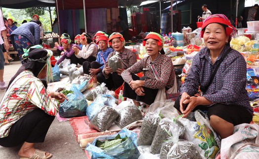 Nhộn nhịp phiên chợ Phương Độ đậm đà hồn quê ở Tuyên Quang