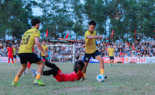 Dàn ngoại binh châu Phi thua trận chung kết bóng đá hội làng Việt Nam có tổng tiền thưởng 1,5 tỷ đồng