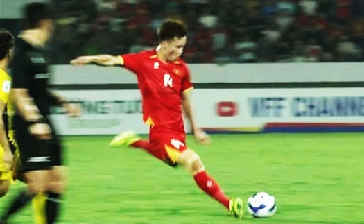 Dân mạng xuýt xoa khi Hoàng Đức ‘nã đại bác’ rung chuyển khung thành Malaysia