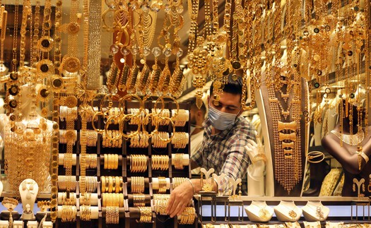 Giá vàng hướng đến tháng giảm sâu nhất trong hơn 17 năm