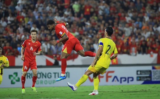 Xuân Son bùng nổ với cú đúp, đội tuyển Việt Nam dẫn trước Malaysia 3-0