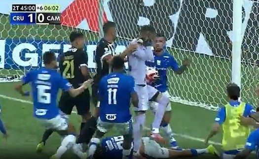 Độc lạ bóng đá Brazil: Hỗn chiến kinh hoàng ở derby, trọng tài rút ra... 23 thẻ đỏ