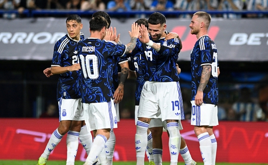 Messi gây sốt khi nhường cơ hội sút penalty cho đồng đội