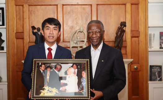 Cựu Tổng thống Nam Phi Thabo Mbeki xúc động nhận quà kỷ niệm từ gia đình Đại tướng Võ Nguyên Giáp