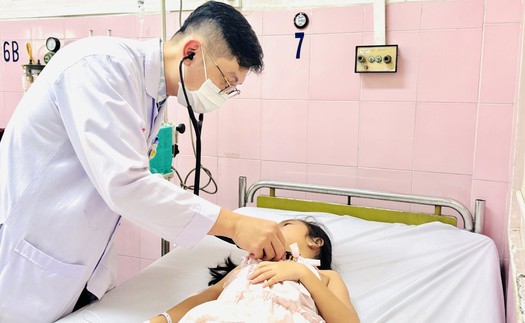 Vụ học sinh nghi ngộ độc tại Trường Tiểu học Bình Quới Tây: Vệ sinh khử khuẩn toàn bộ khuôn viên, tạm ngừng tổ chức bữa ăn bán trú