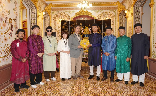 Đoàn phim 'Hoàng hậu cuối cùng' trao tặng bộ sưu tập gốm Bát Tràng độc bản cho Cố đô Huế,