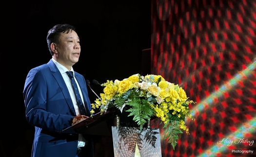 Hai thập niên bền bỉ, Cống hiến vươn mình
trở thành một cuốn biên niên sử...