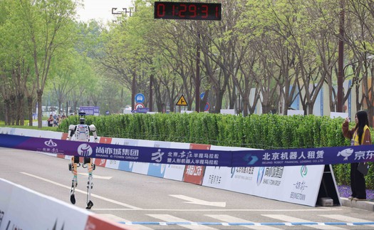 Robot hình người lập kỷ lục tại giải chạy bán marathon ở Trung Quốc