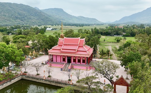 Chùa Hàng Còng, ngôi chùa màu hồng độc đáo ở An Giang