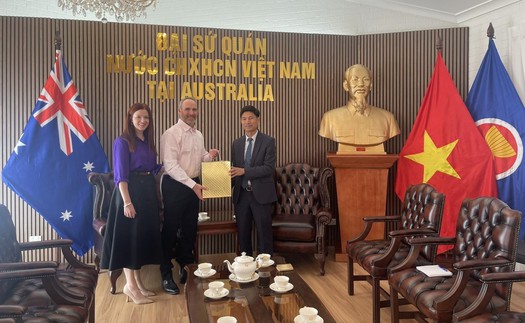 Con trai cựu binh Australia trao lại cuốn nhật ký của liệt sĩ QĐND Việt Nam