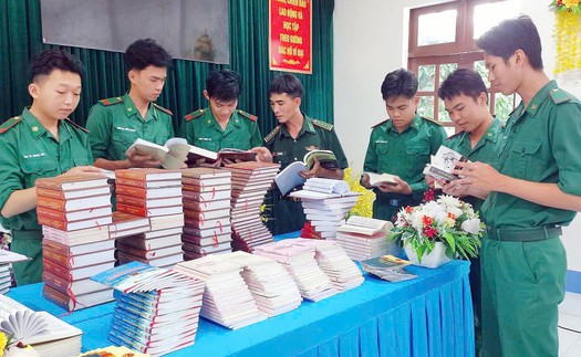 Bồi dưỡng bản lĩnh chính trị từ văn hóa đọc cho cán bộ, chiến sĩ nơi tuyến đầu Tổ quốc
