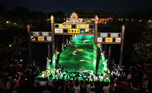 Du khách ấn tượng với đêm “Hoàng cung huyền ảo” trong Đại Nội Huế