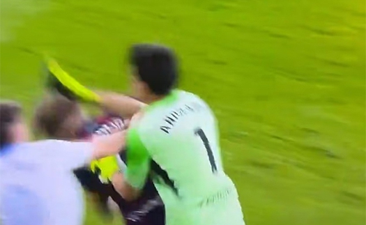 Cựu tuyển thủ Argentina hóa Mike Tyson với màn knock-out đối thủ bằng một cú móc phải