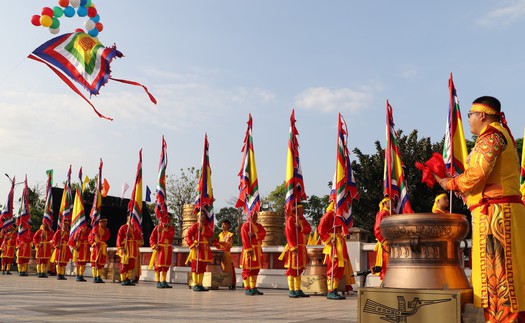 Rực rỡ lá đại kỳ ngũ sắc trong ngày Giỗ Tổ Hùng Vương ở Cần Thơ