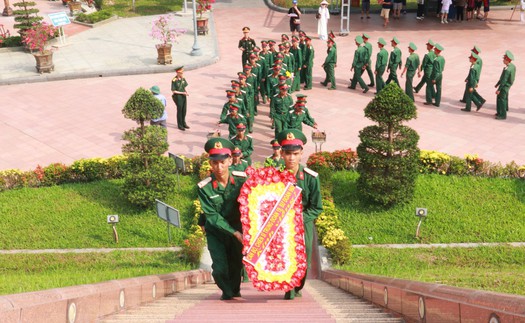 Hàng ngàn du khách đến Thành cổ Quảng Trị dịp Giỗ Tổ Hùng Vương