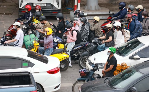 Người dân đồng loạt trở về Hà Nội sau nghỉ lễ, cửa ngõ Thủ đô đông kín